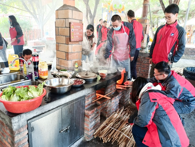 Yulun Machinery's Team building